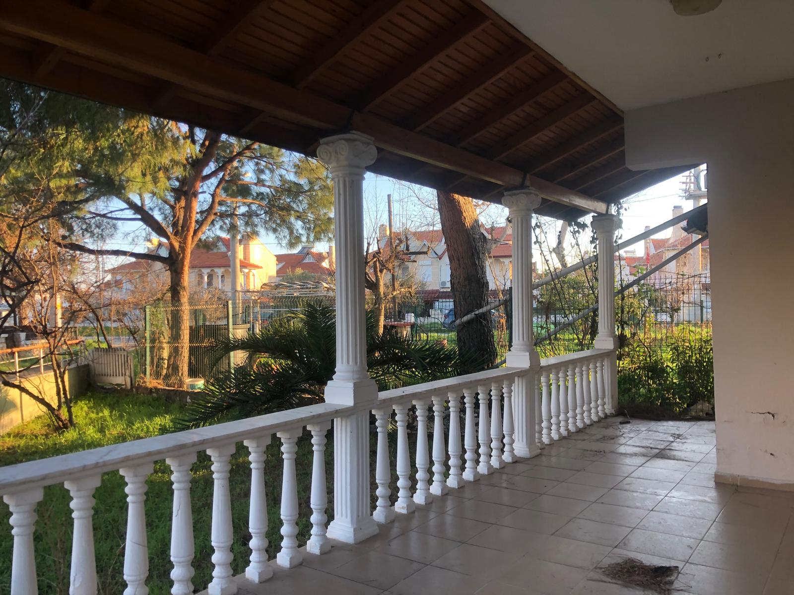 Altınova Öğretmenler Sitesinde Deniz Manzaralı Satılık Villa