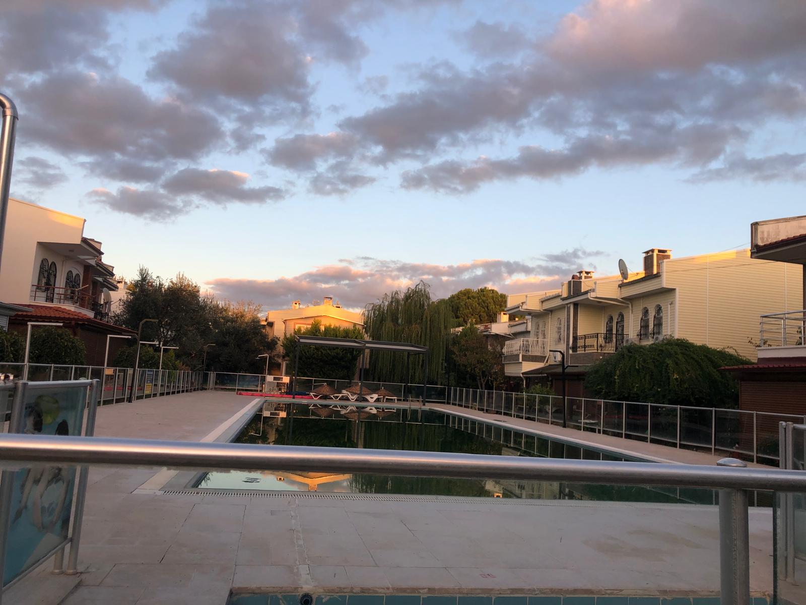 Havuzlu Sitede Sarımsaklı Altınova Arası 3+1  Kiralık Villa