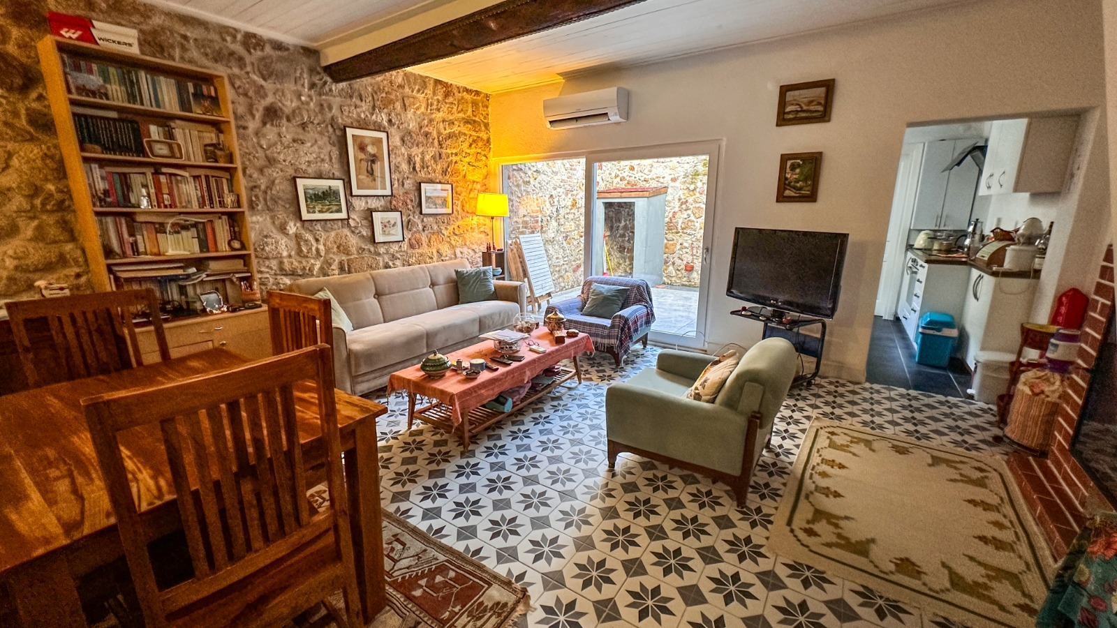 Ayvalık, 13 Nisan Caddesi'nde, Yatırımlık Müstakil Ev...