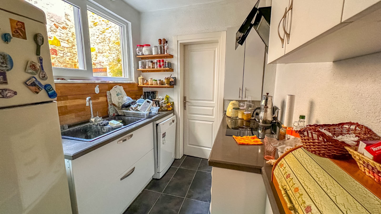 Ayvalık, 13 Nisan Caddesi'nde, Yatırımlık Müstakil Ev...