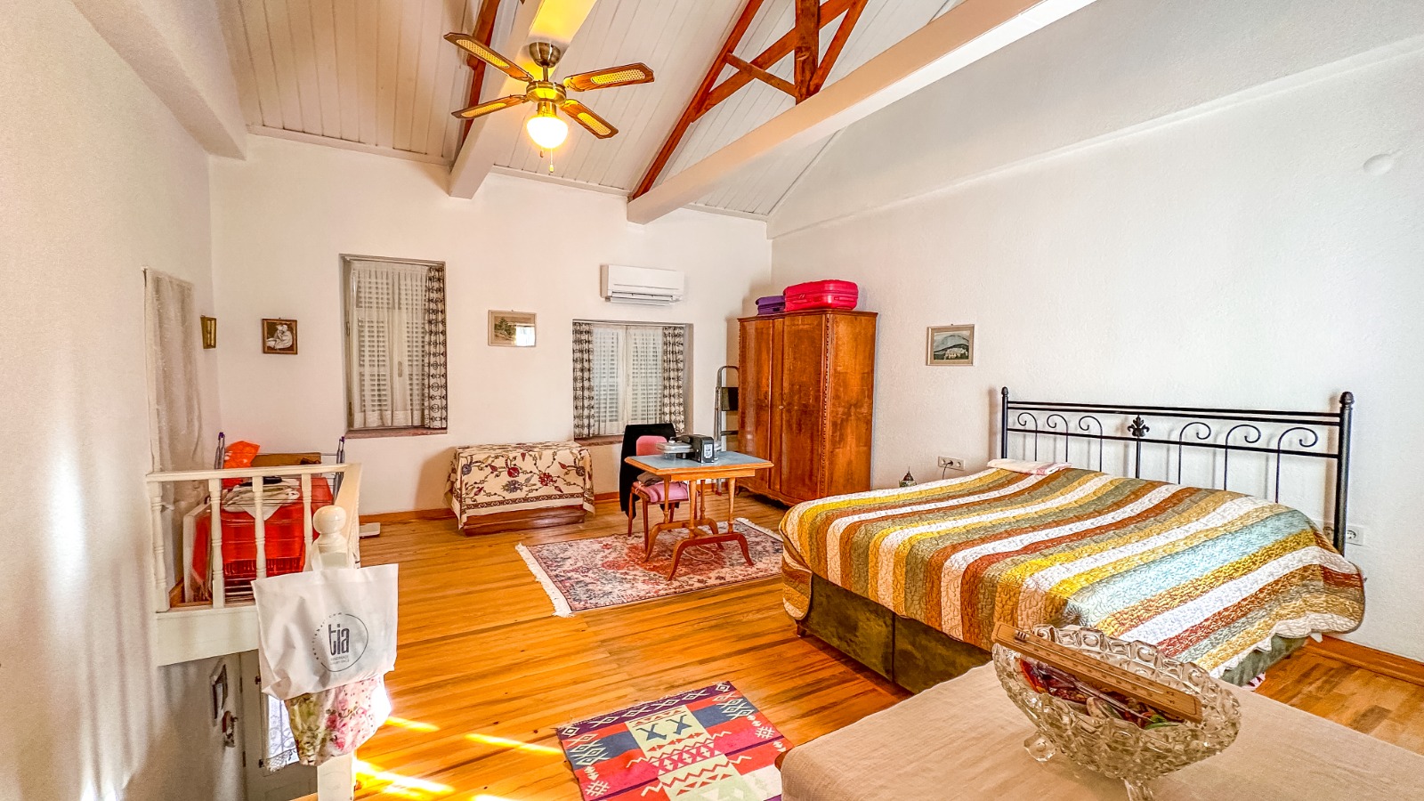 Ayvalık, 13 Nisan Caddesi'nde, Yatırımlık Müstakil Ev...