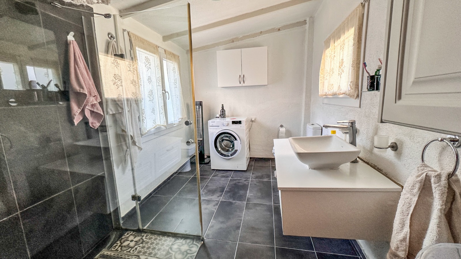 Ayvalık, 13 Nisan Caddesi'nde, Yatırımlık Müstakil Ev...