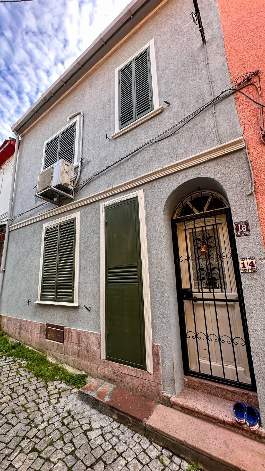 Ayvalık, 13 Nisan Caddesi'nde, Yatırımlık Müstakil Ev...