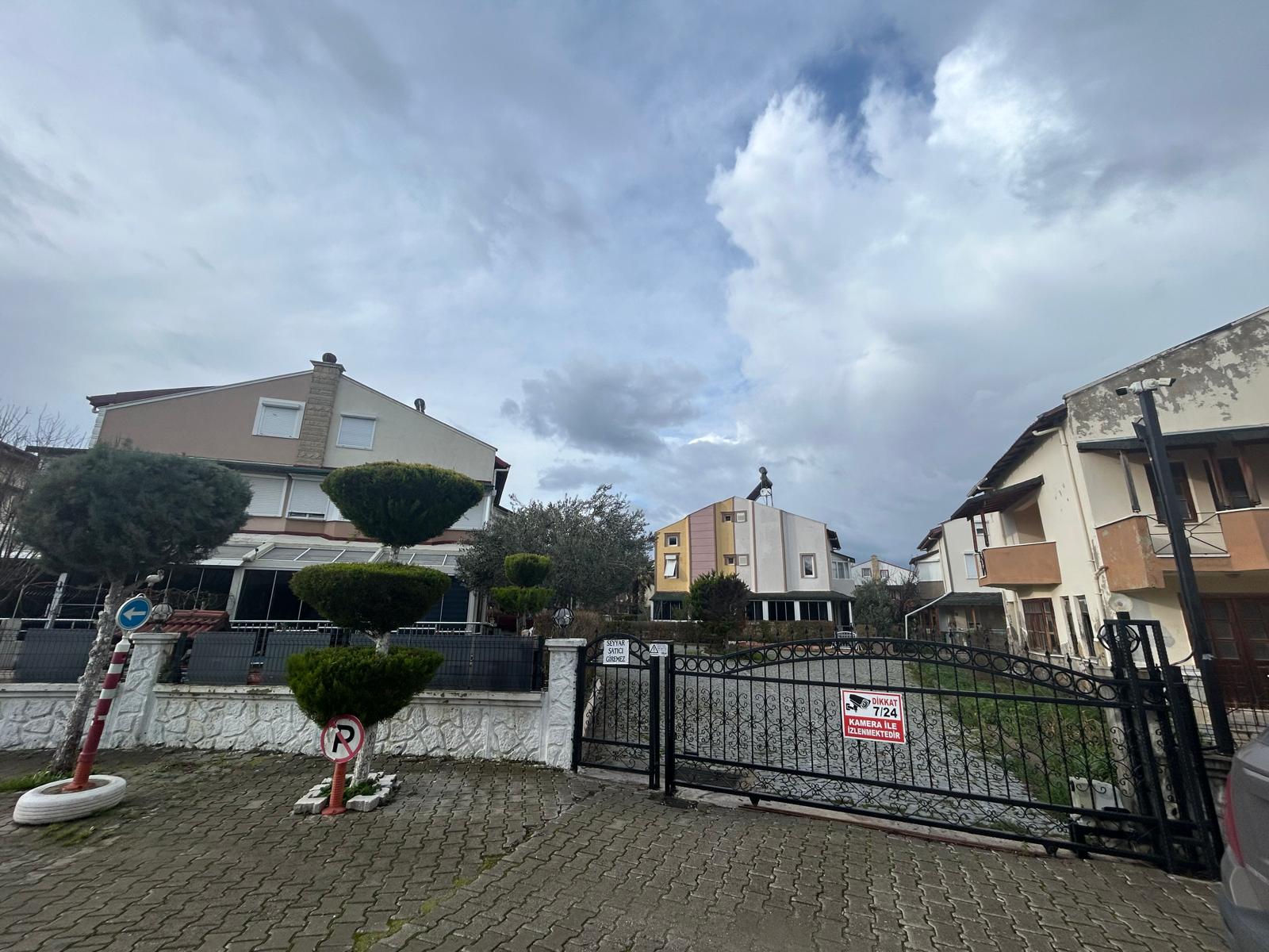 Ayvalık Altınova Akasya Sitesinde Masrafsız Satılık Villa