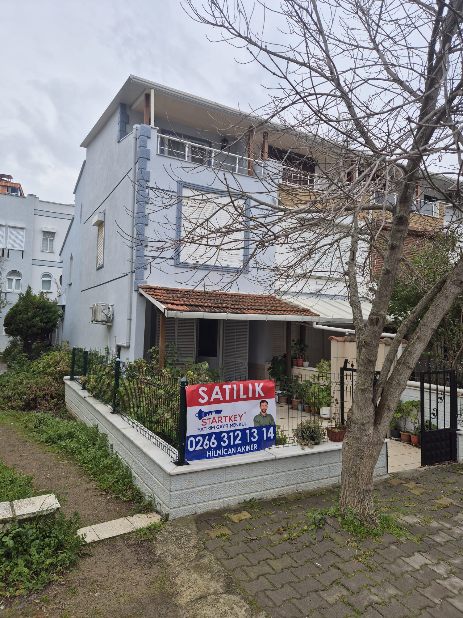 Ayvalık Sarımsaklıda Denize Yürüme Mesafesinde,Bahçeli 3 Katlı Şirin Villa