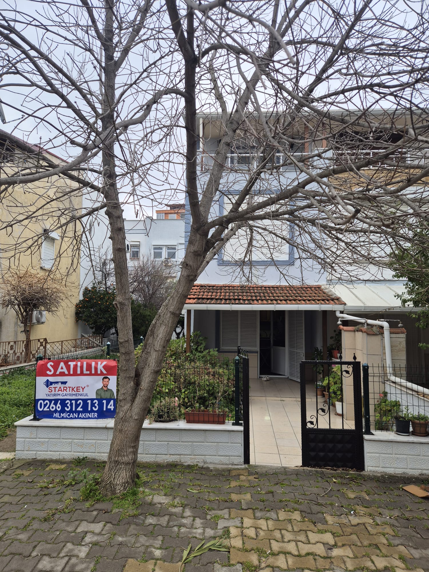 Ayvalık Sarımsaklıda Denize Yürüme Mesafesinde,Bahçeli 3 Katlı Şirin Villa