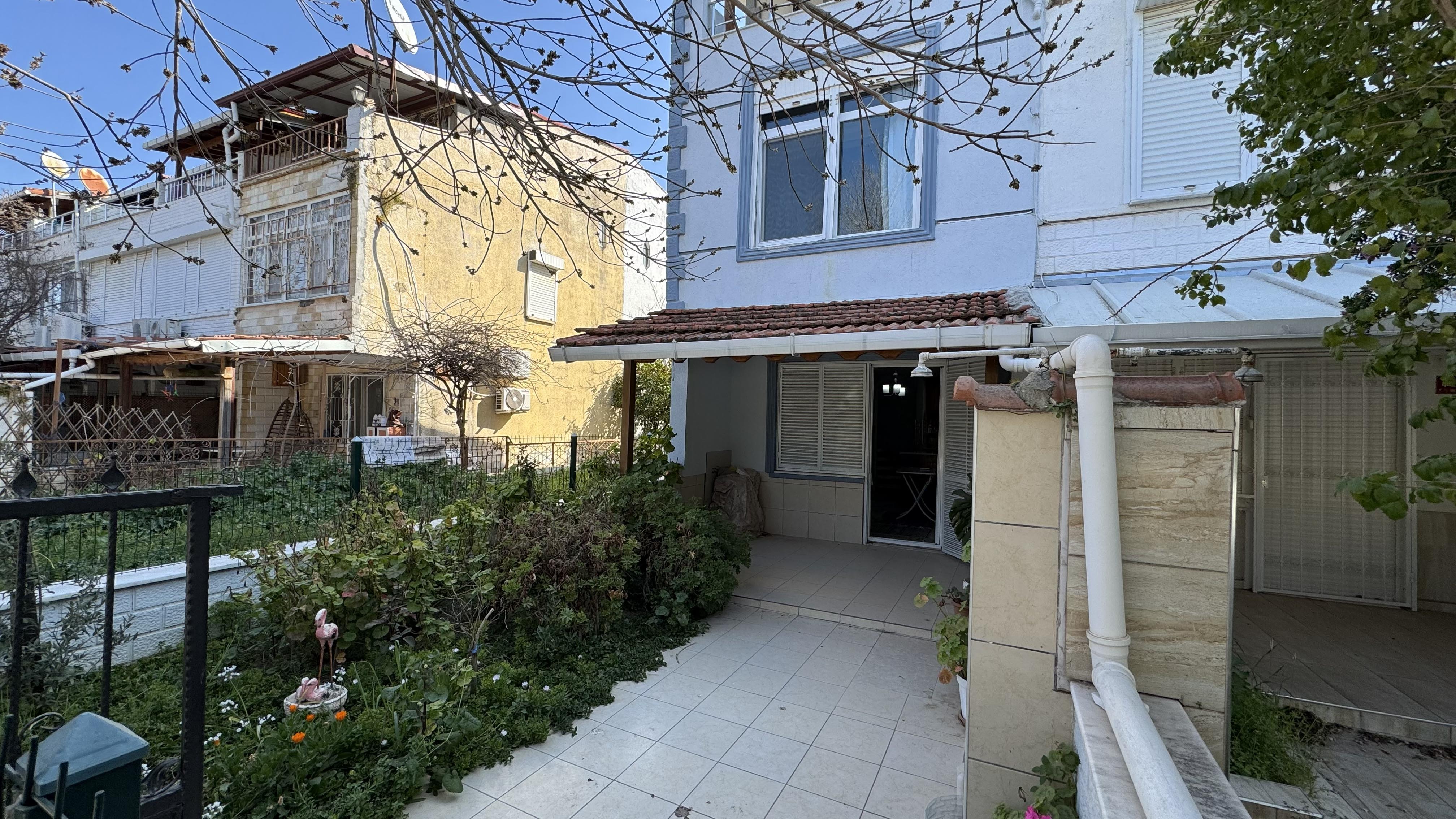 Ayvalık Sarımsaklıda Denize Yürüme Mesafesinde,Bahçeli 3 Katlı Şirin Villa