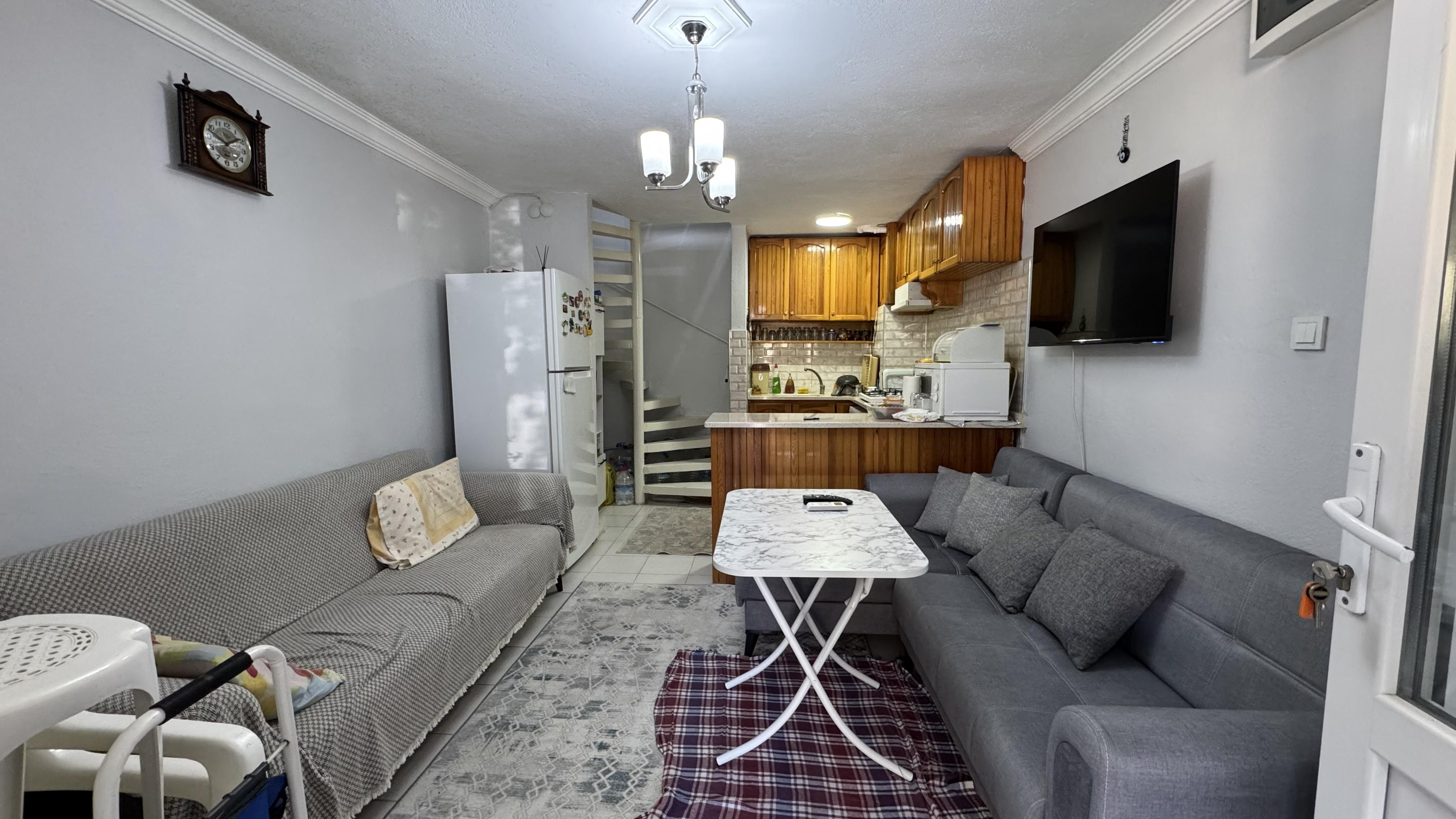 Ayvalık Sarımsaklıda Denize Yürüme Mesafesinde,Bahçeli 3 Katlı Şirin Villa