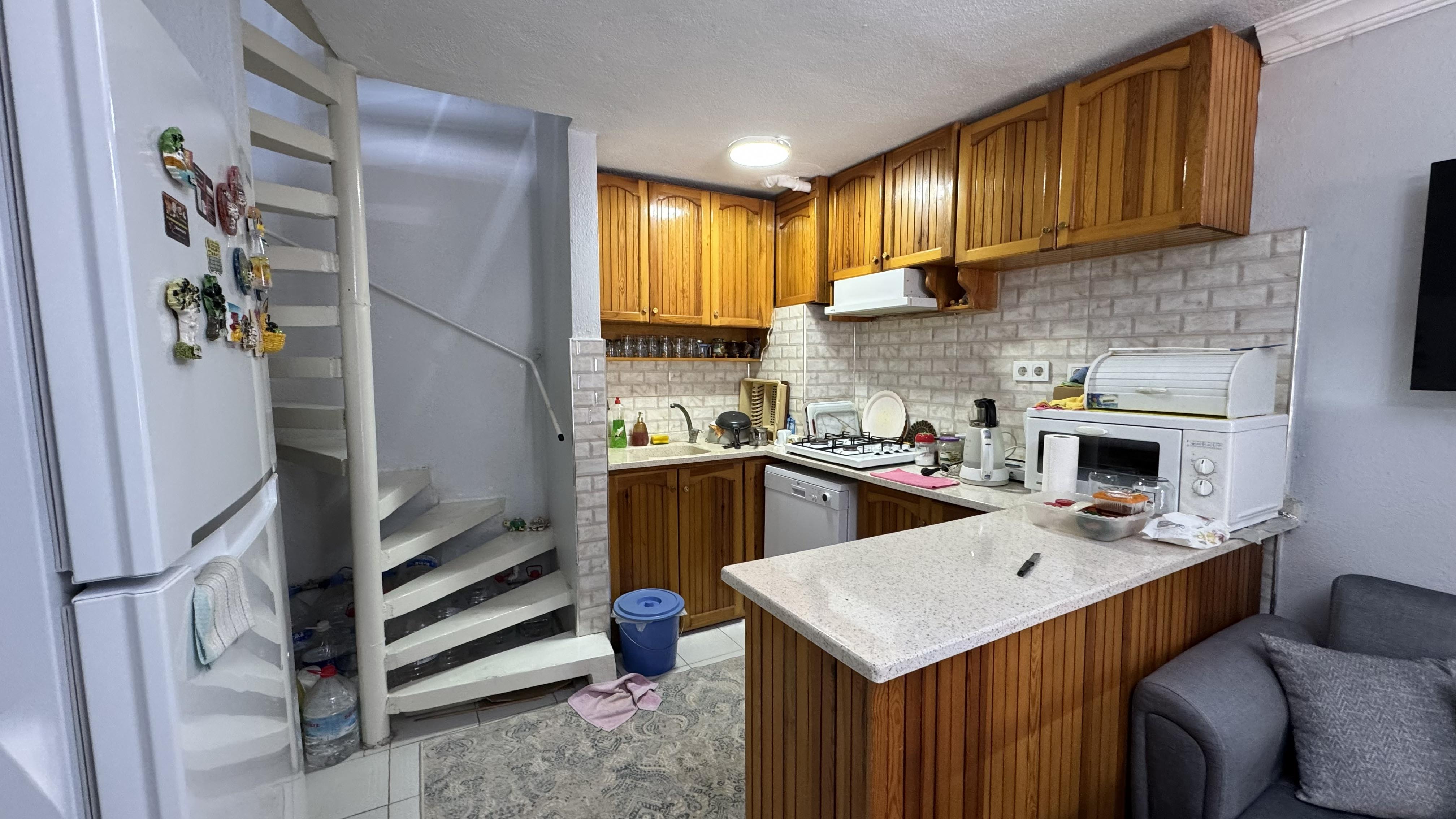 Ayvalık Sarımsaklıda Denize Yürüme Mesafesinde,Bahçeli 3 Katlı Şirin Villa