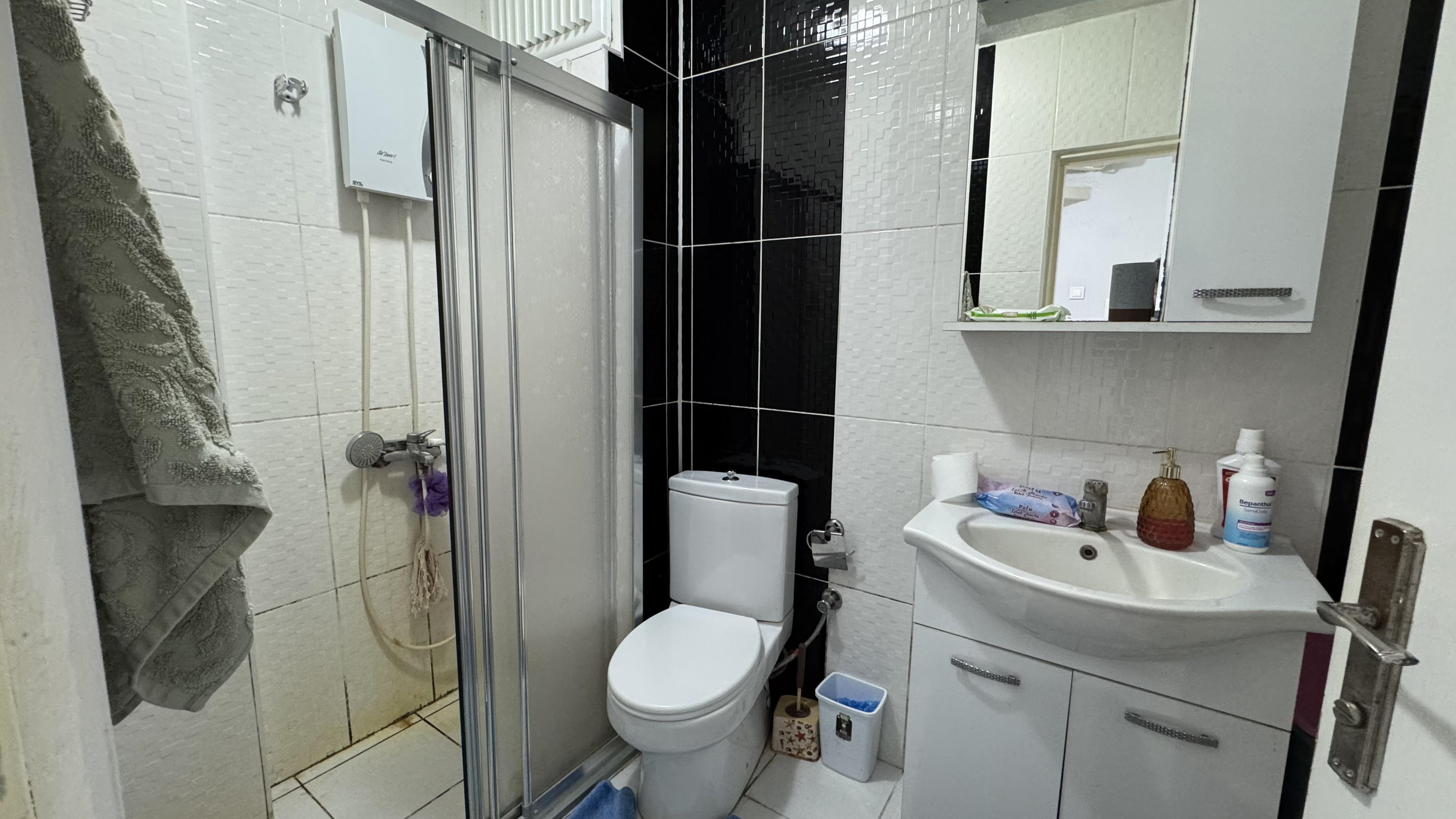 Ayvalık Sarımsaklıda Denize Yürüme Mesafesinde,Bahçeli 3 Katlı Şirin Villa