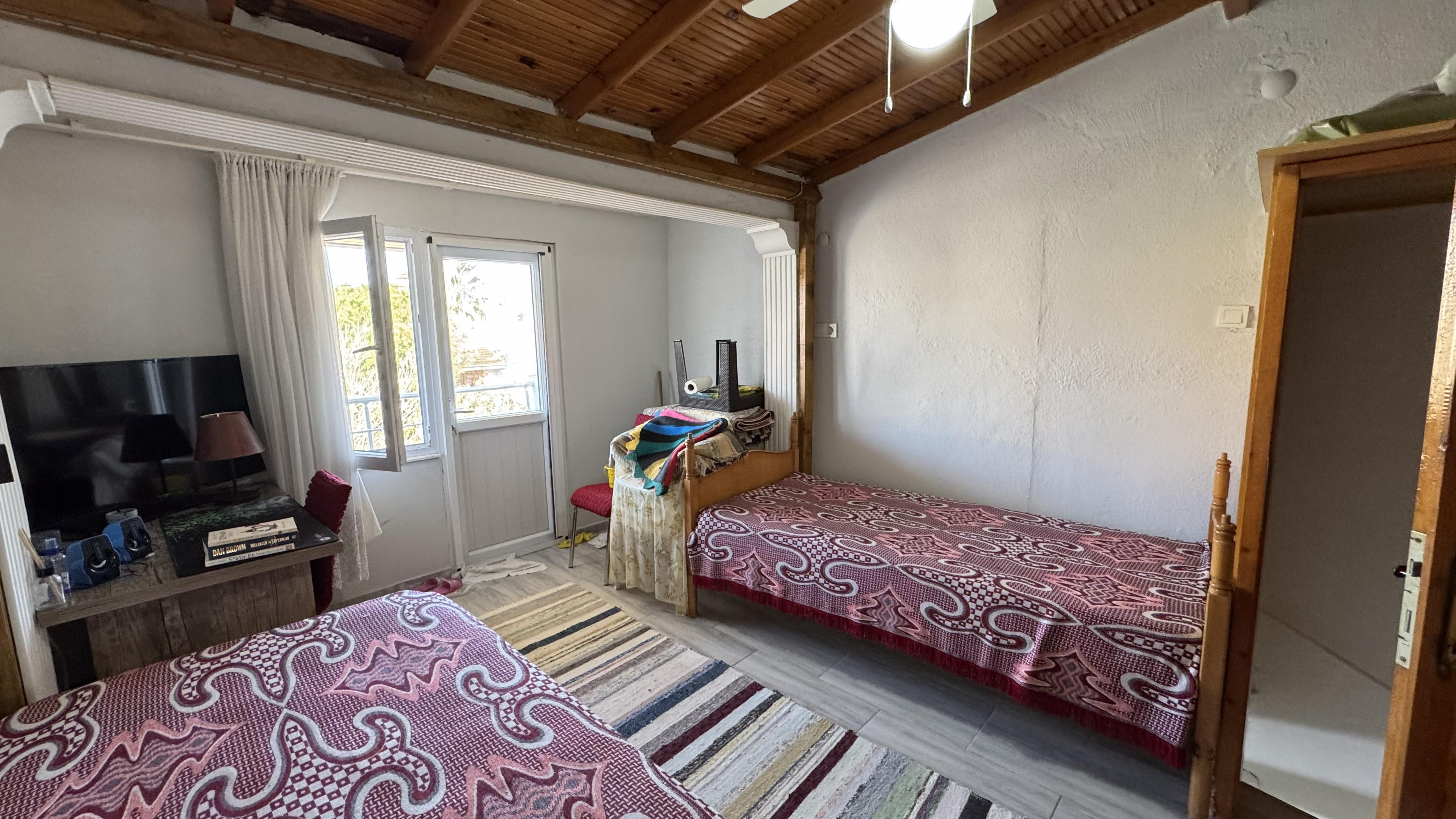 Ayvalık Sarımsaklıda Denize Yürüme Mesafesinde,Bahçeli 3 Katlı Şirin Villa