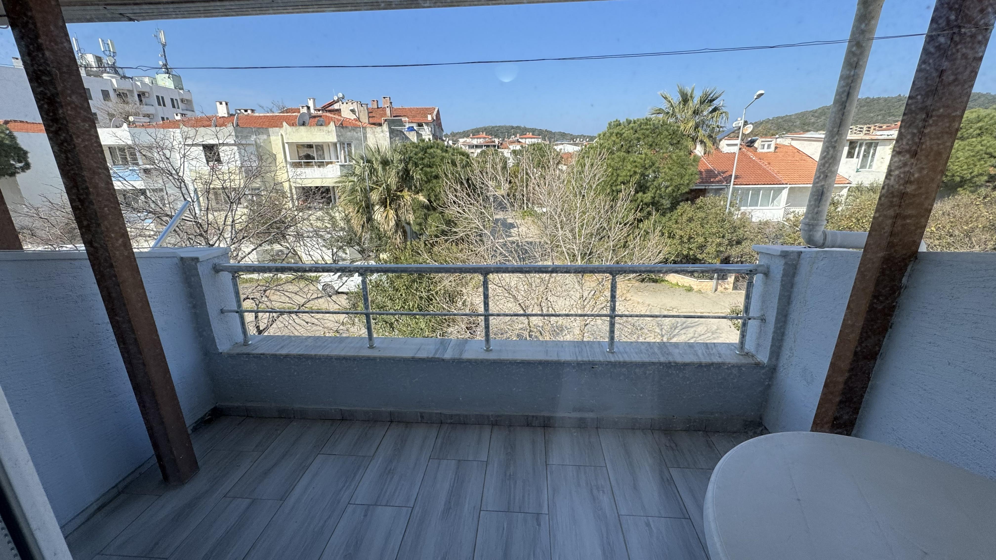 Ayvalık Sarımsaklıda Denize Yürüme Mesafesinde,Bahçeli 3 Katlı Şirin Villa