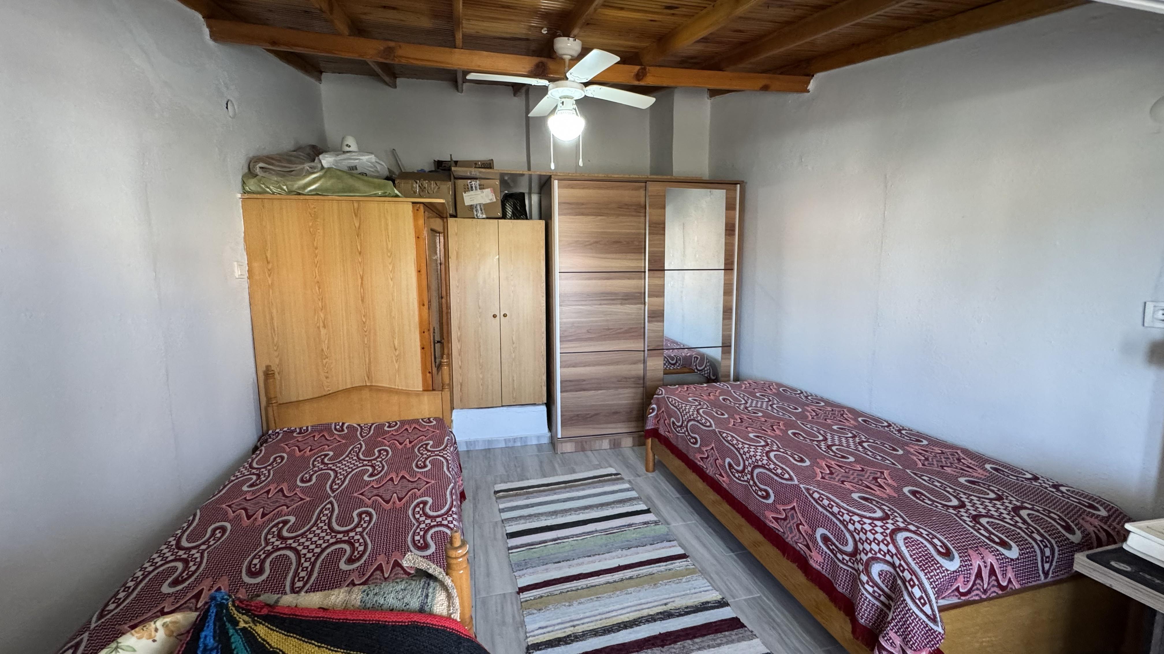 Ayvalık Sarımsaklıda Denize Yürüme Mesafesinde,Bahçeli 3 Katlı Şirin Villa