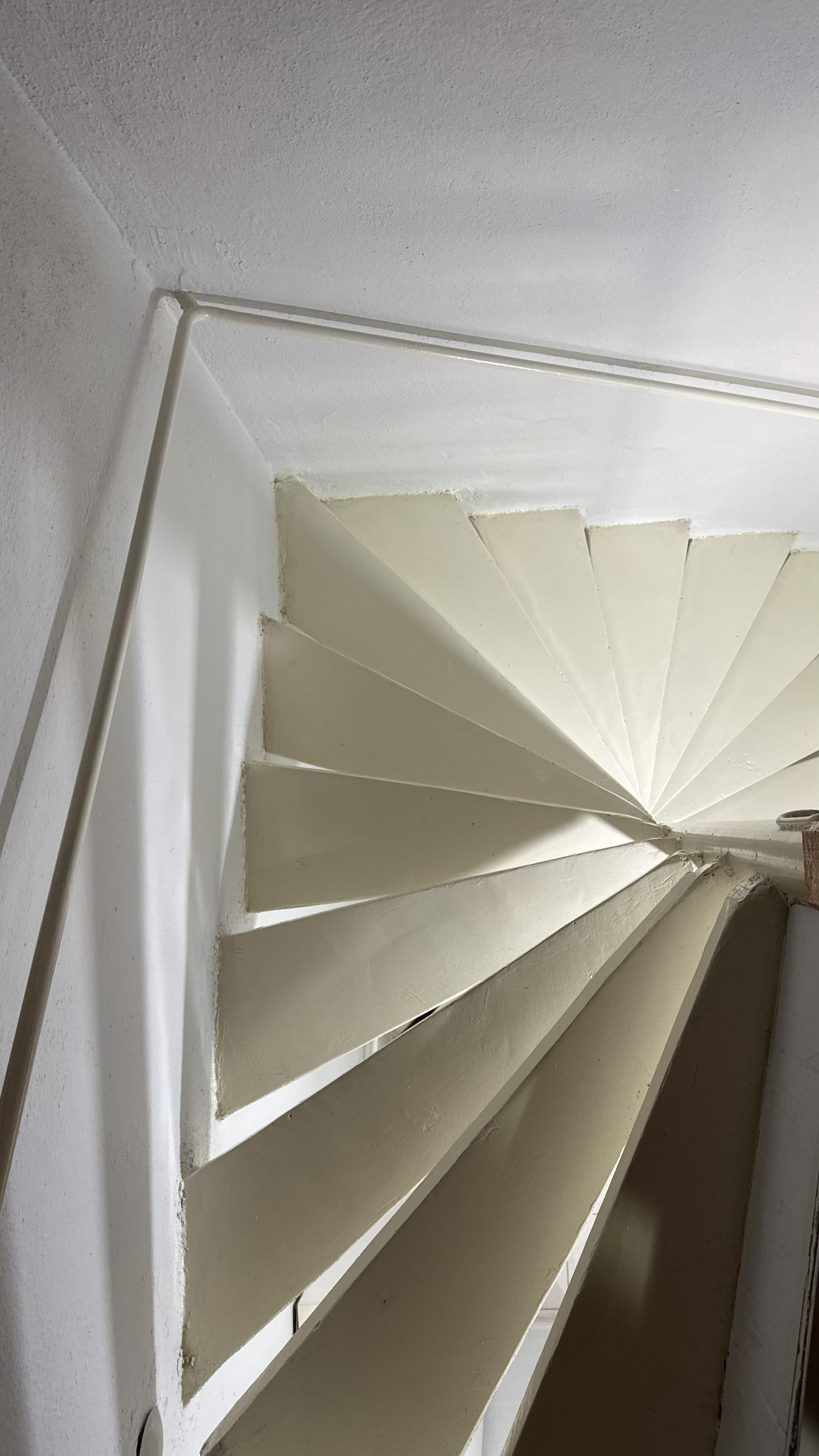 Ayvalık Sarımsaklıda Denize Yürüme Mesafesinde,Bahçeli 3 Katlı Şirin Villa