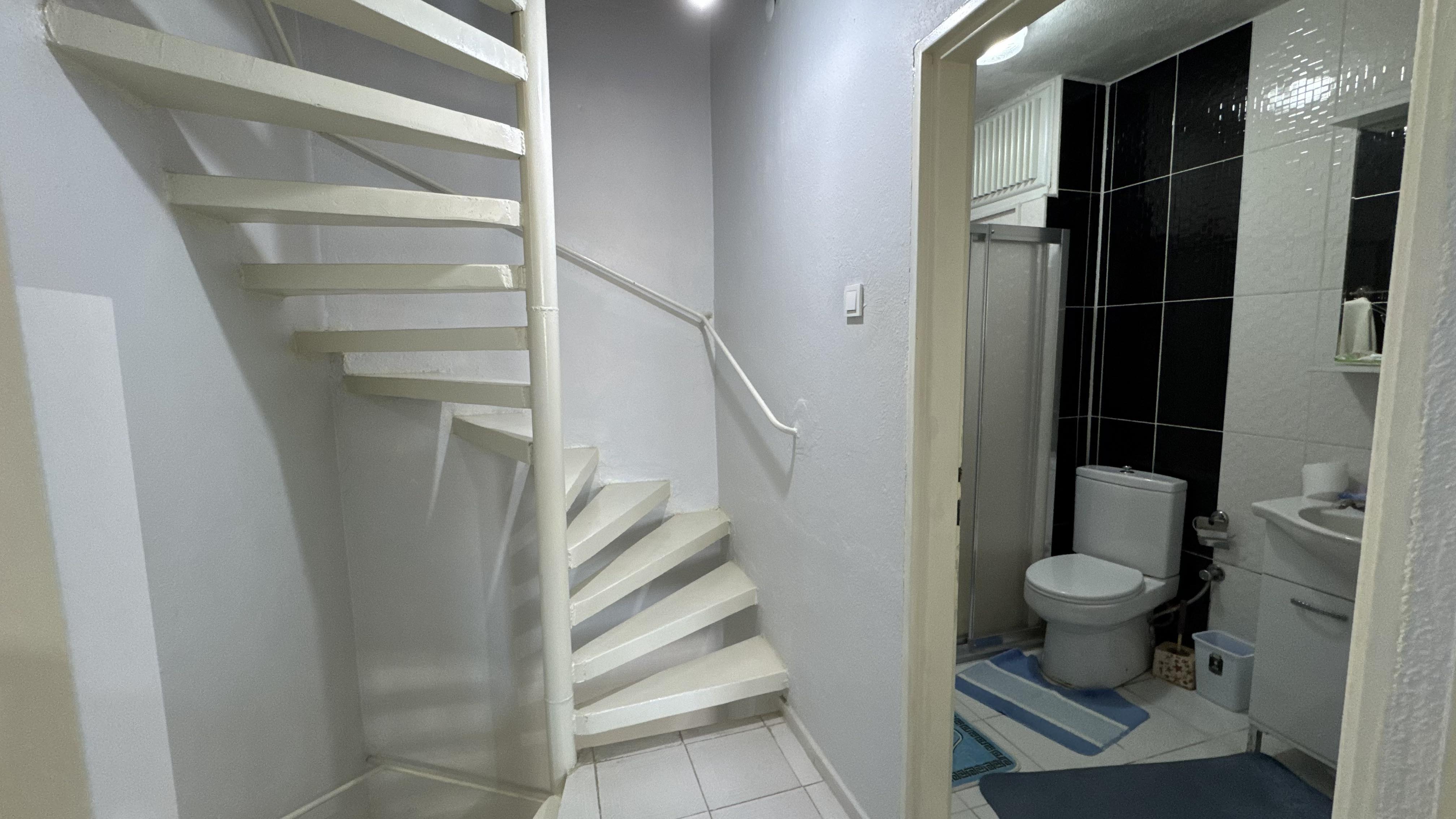 Ayvalık Sarımsaklıda Denize Yürüme Mesafesinde,Bahçeli 3 Katlı Şirin Villa