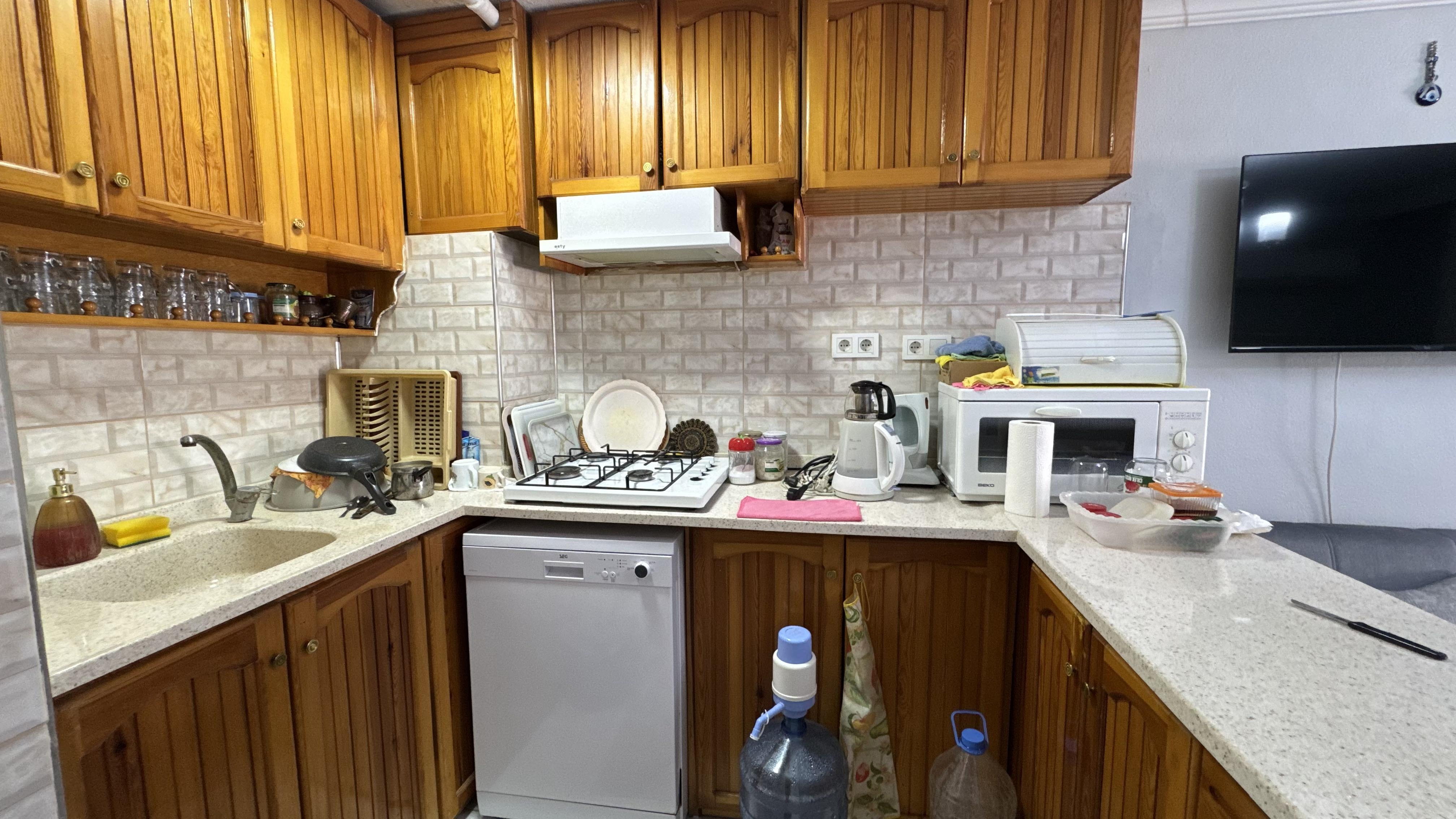 Ayvalık Sarımsaklıda Denize Yürüme Mesafesinde,Bahçeli 3 Katlı Şirin Villa