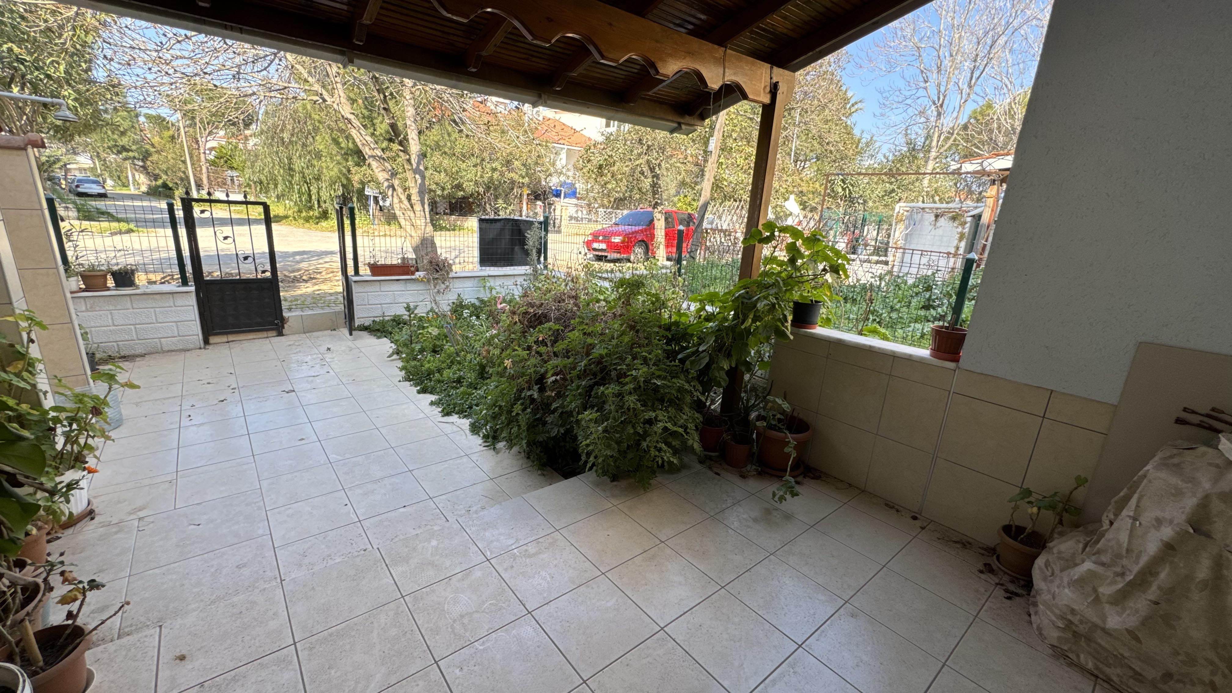 Ayvalık Sarımsaklıda Denize Yürüme Mesafesinde,Bahçeli 3 Katlı Şirin Villa