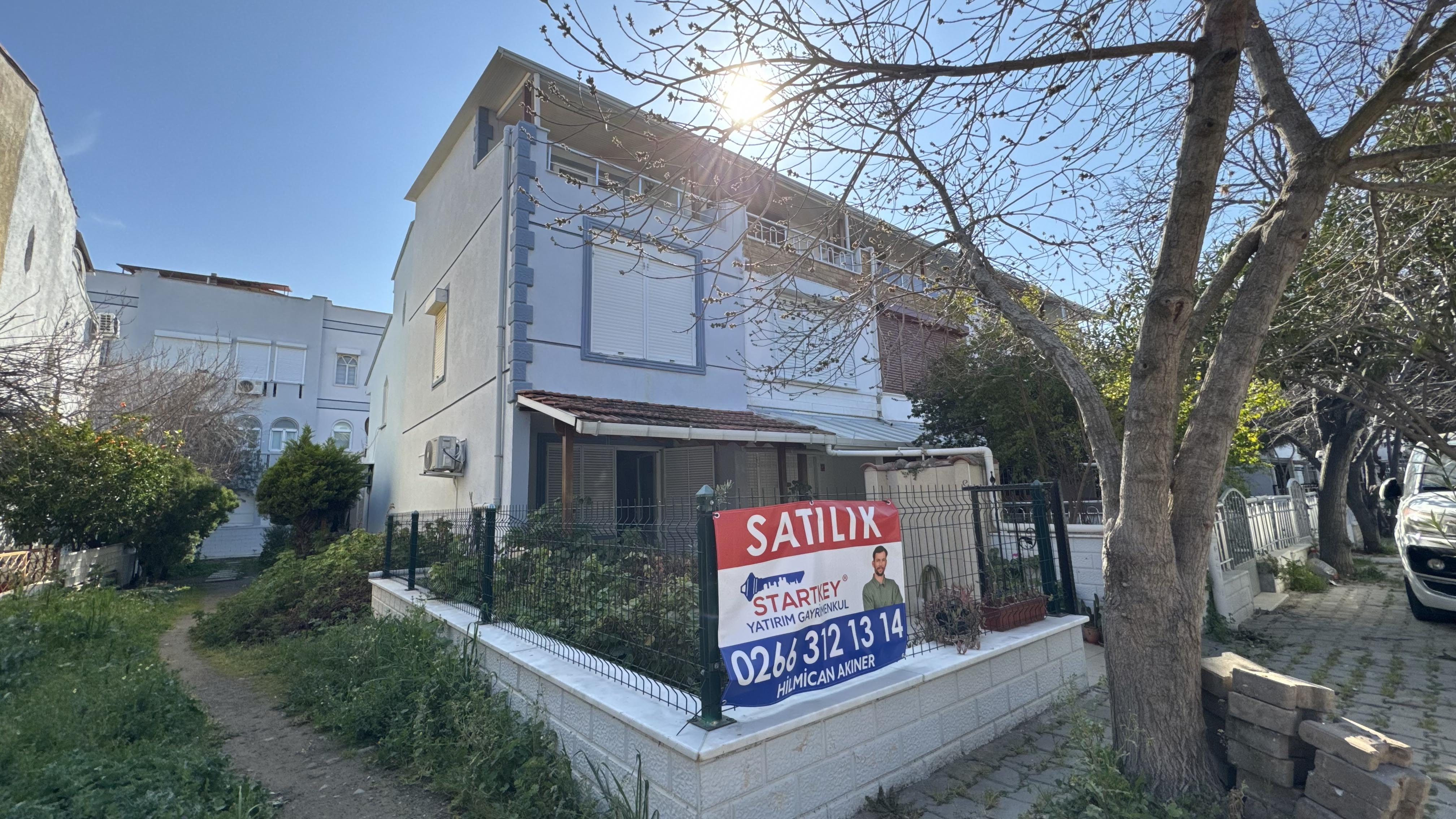 Ayvalık Sarımsaklıda Denize Yürüme Mesafesinde,Bahçeli 3 Katlı Şirin Villa