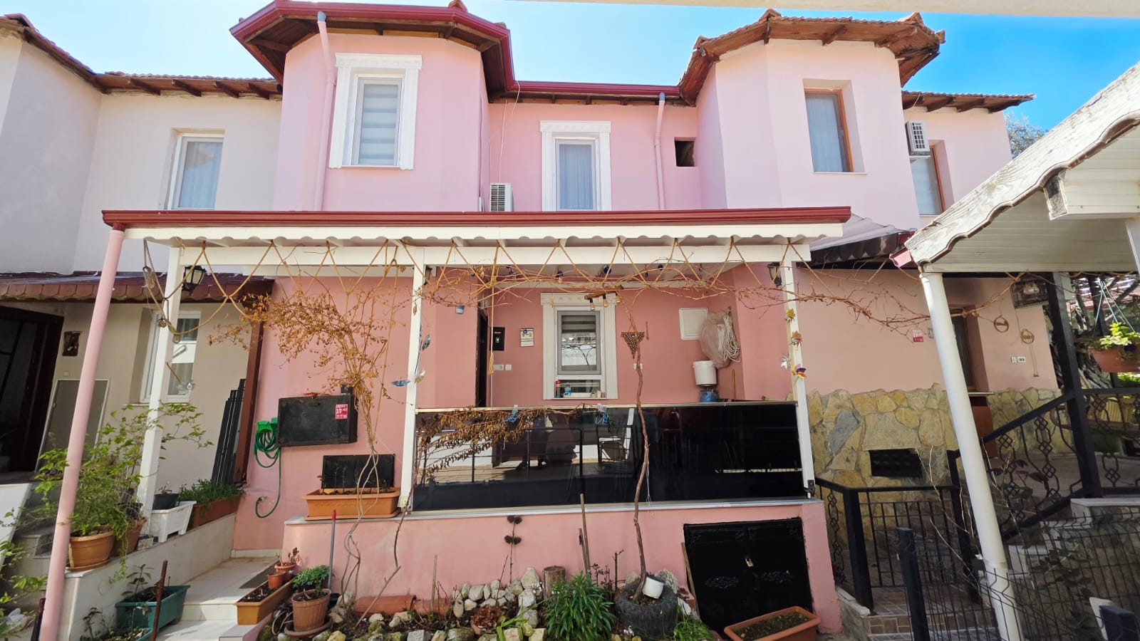 Ayvalık Küçükköy'de,Si̇te İçi̇nde Satılık 3+1 Dubleks Villa