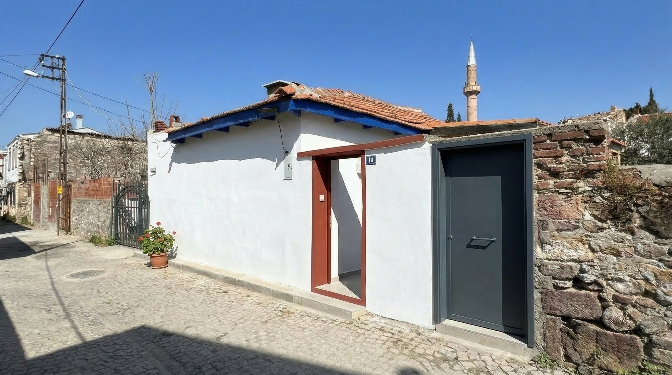 Ayvalık'ın Kalbi Macaron' da 328 m2 Arsa İçerisinde Kargir Ev