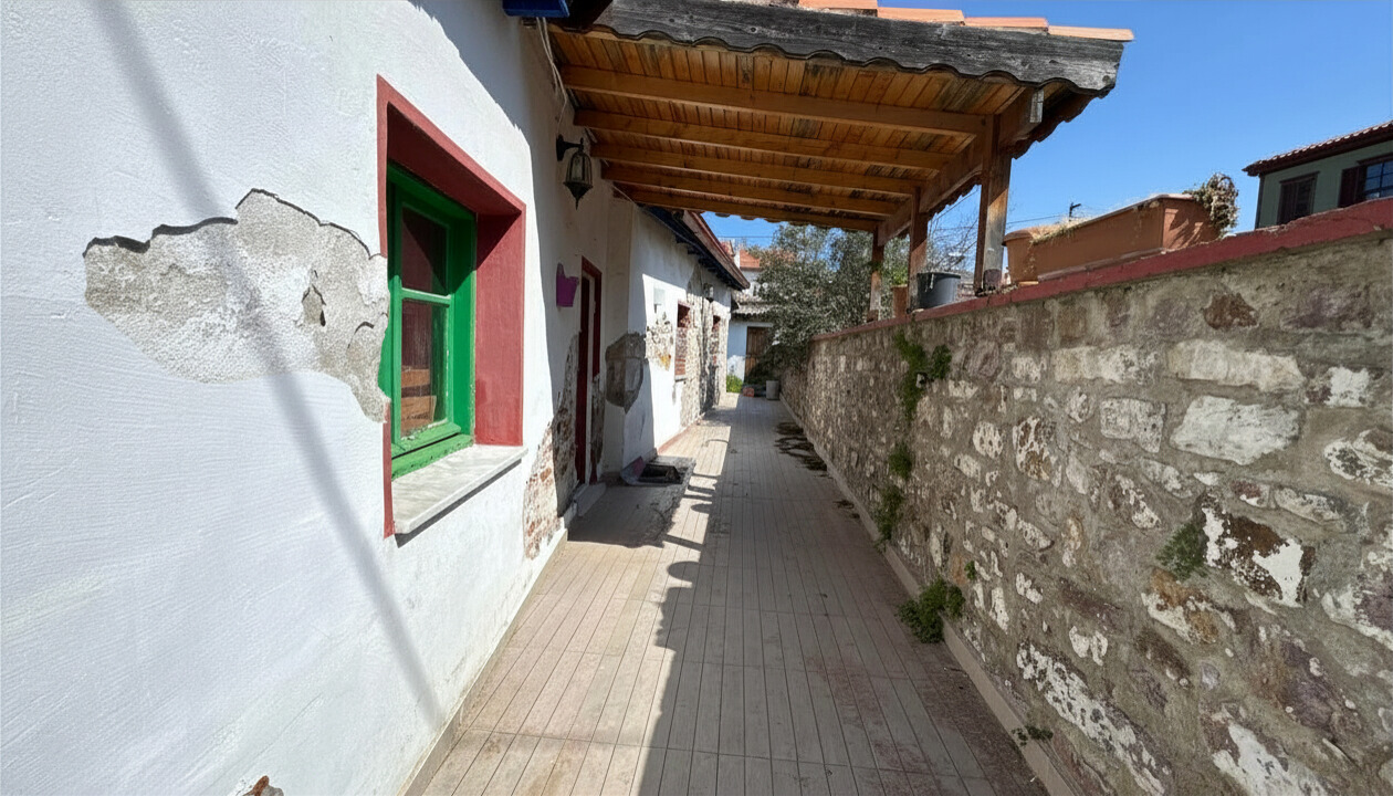 Ayvalık'ın Kalbi Macaron' da 328 m2 Arsa İçerisinde Kargir Ev