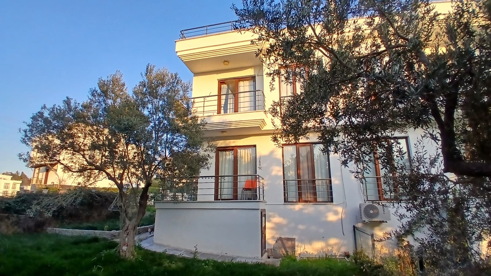 Karaağaç'ta Köşe Konumda Müstakil Büyük Bahçeli Villa