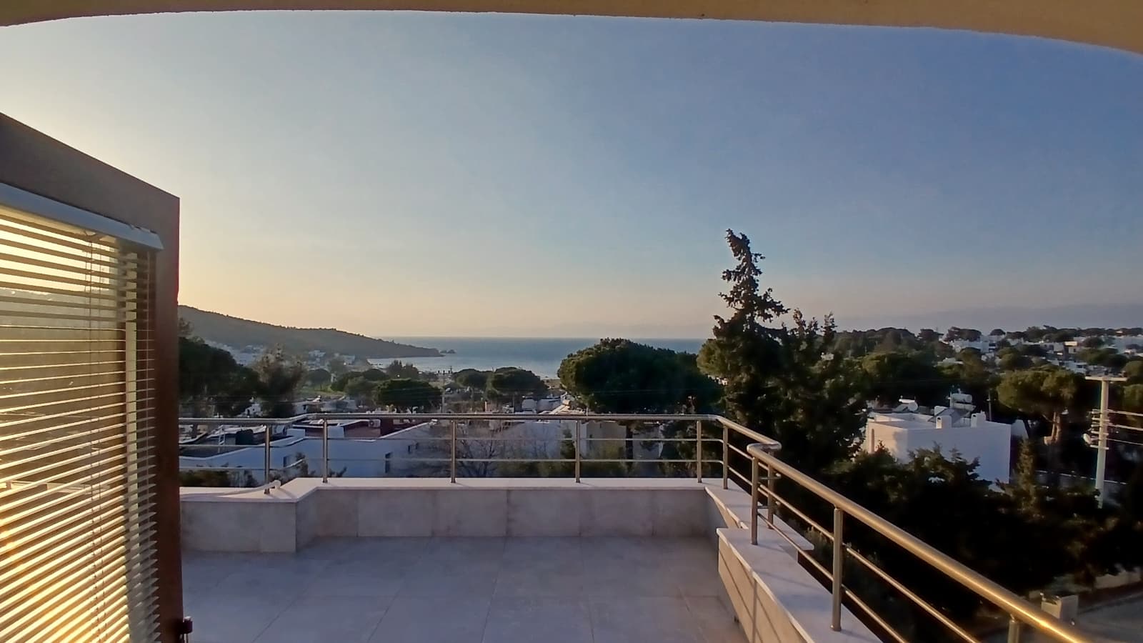 Karaağaç'ta Köşe Konumda Müstakil Büyük Bahçeli Villa