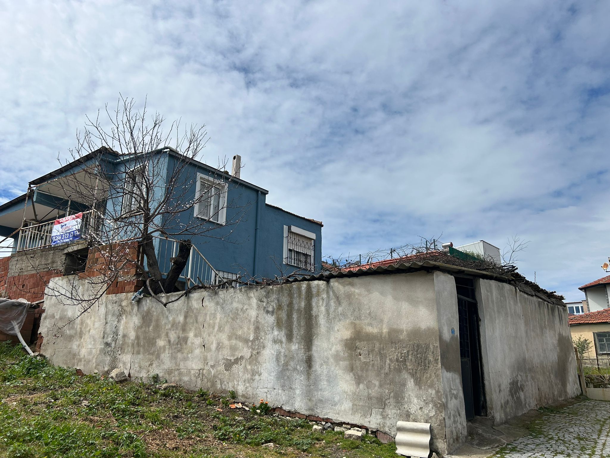 Ayvalık Altınova Merkezde Satılık 2 Katlı Müstakil Ev