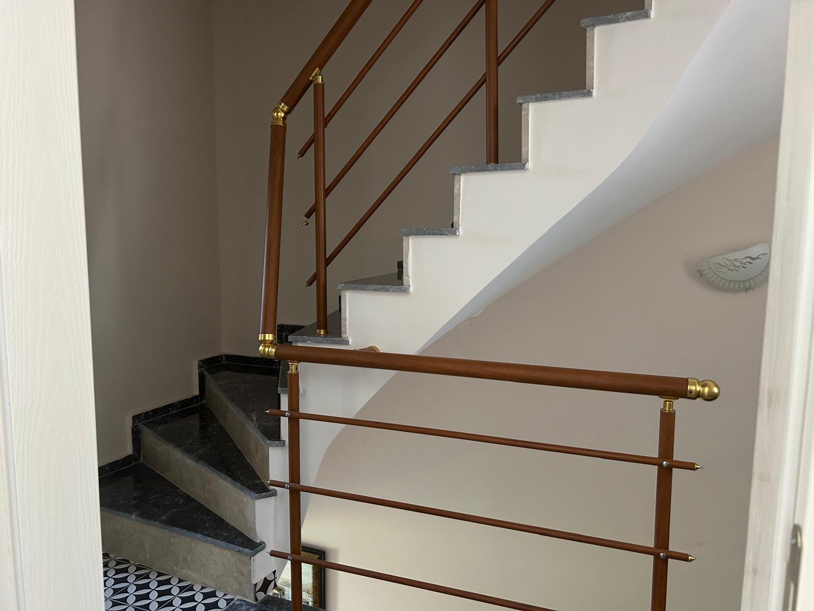 Ayvalık Altınovada Site İçinde 3 Katlı Deniz Manzaralı Villa