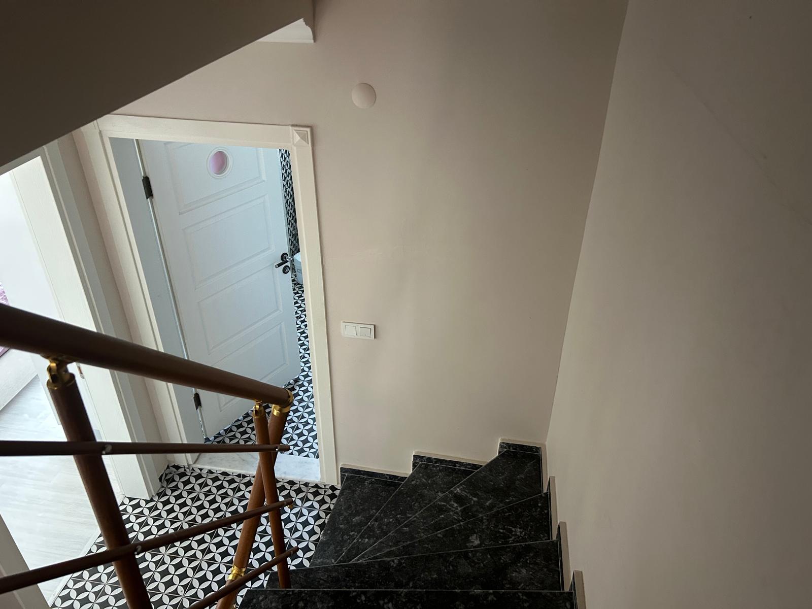 Ayvalık Altınovada Site İçinde 3 Katlı Deniz Manzaralı Villa